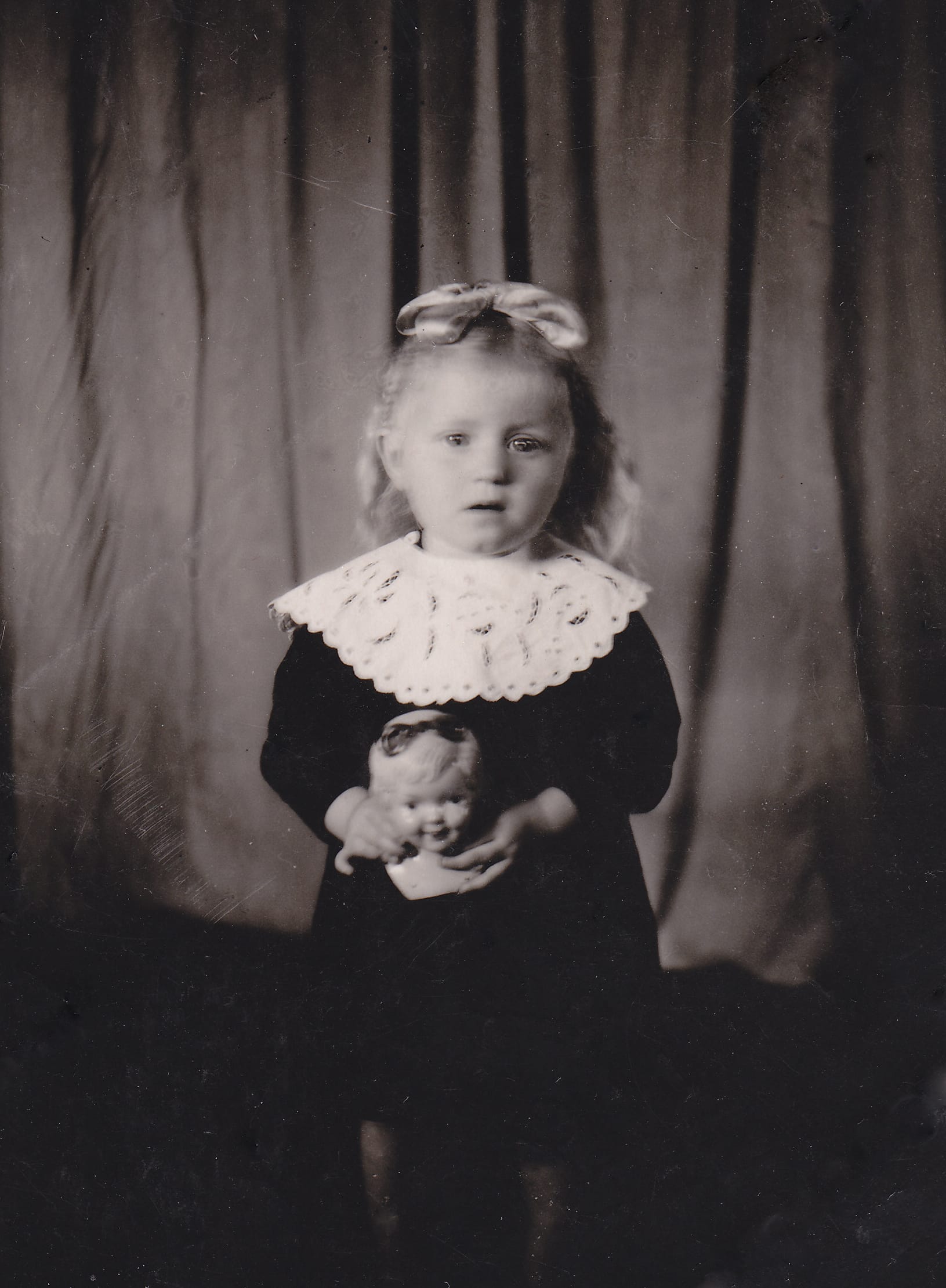 Die kleine Rosa Schütz, vier Jahre alt.