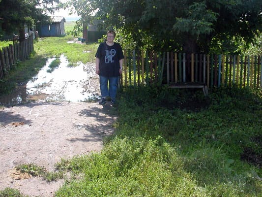 In diesem Hof spielte ich als Kind und auf der kleinen Holzbank saß ich oft im Schatten des alten Ahornbaumes und dachte nach – über Gott und die Welt und über mich selbst. Das Foto ist 2003 entstanden, als ich meine Heimat einmal besucht hatte. Es sieht alles ungepflegt, fast verfallen aus, aber die Bank ist noch zu erkennen und der Ahornbaum ist auch noch da ...